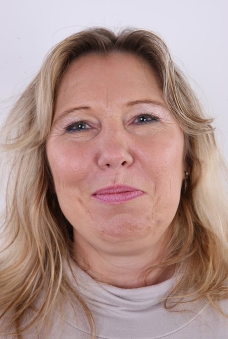 Obese blond lady takes off her clothes to model in the buff for the first time