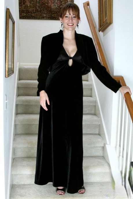 Older MILF spreads her labia lips wide open after exposing herself on stairs