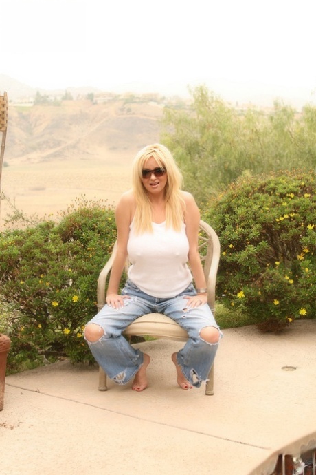 Hot blonde Rachel Aziani takes off ripped and faded jeans wearing sunglasses