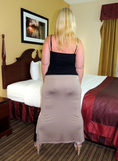 Glasses wearing female Dee Siren bares her big ass before sucking cock