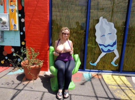 Big assed blonde Dee Siren fists her snatch in a car after public flashing