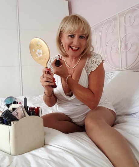 Blonde mature housewife Lorna Blu spreads chubby ass on her knees & fingers