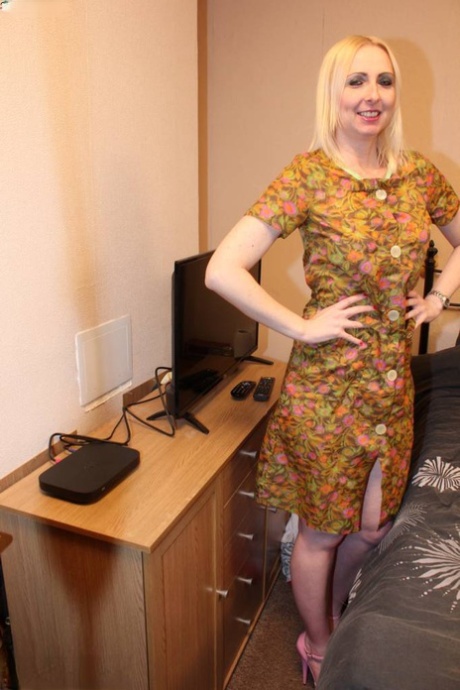 Middle-aged British blonde Tracey Lain takes a cumshot on tits after anal sex