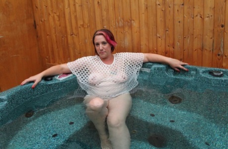 Mature plumper Sara Banks gets totally naked in an outdoor hot tub