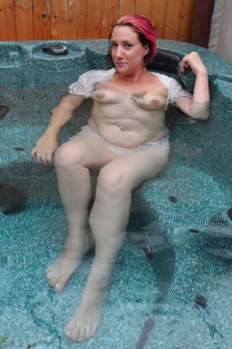 Mature plumper Sara Banks gets totally naked in an outdoor hot tub