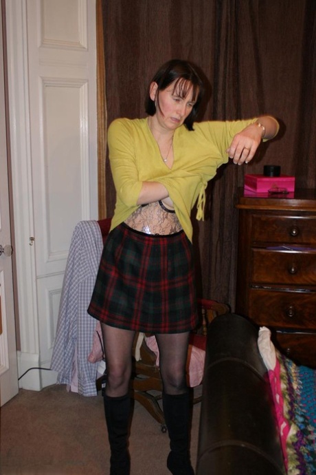 Mature amateur Slut Scot Susan toys her bush on a bed in stockings
