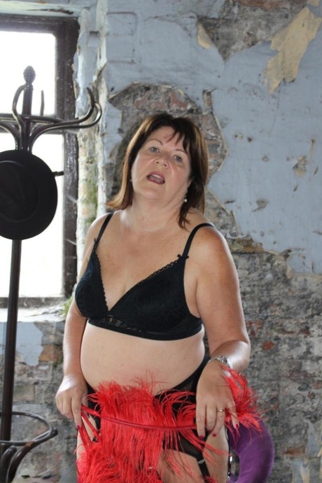 Mature plumper Cassandra Uk uncovers her breasts while wearing nylons