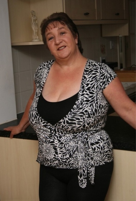 Fat British lady Kinky Carol pops out her huge boobs on a kitchen counter