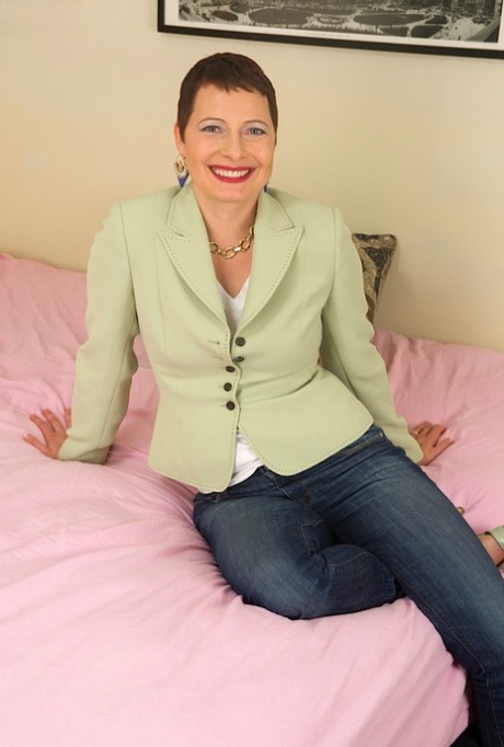 Short haired lady with red lips shows the pink of her twat in the nude