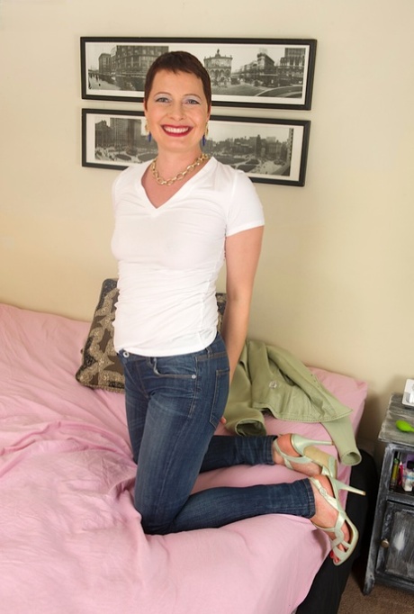 Short haired lady with red lips shows the pink of her twat in the nude