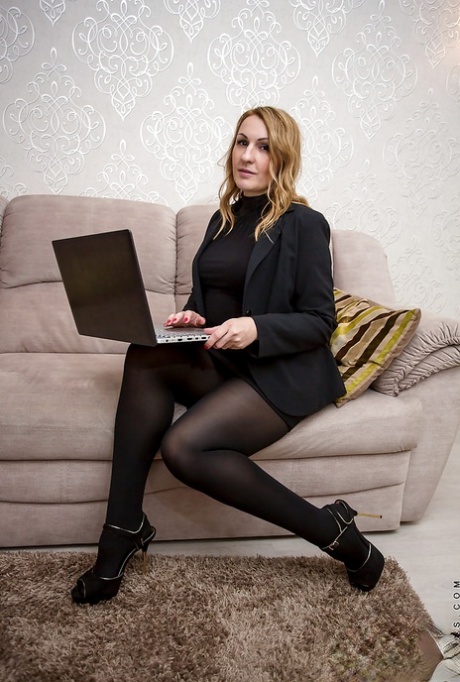 Older babe Ginger Love posing non nude in black pantyhose and heels