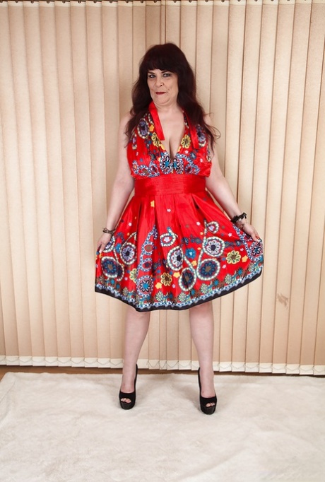 Chunky mature lady Christina X undresses for hairy cunt exposure