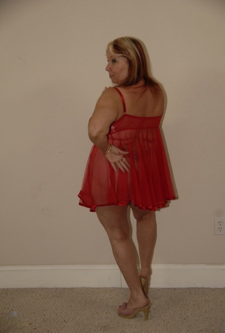 Fat mature in a red dress Tamara Tesla tastes a BBC while kneeling