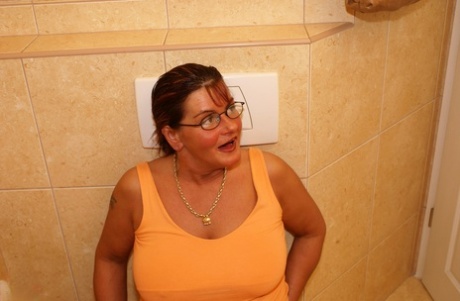 Amateur mom in glasses Klara pees before a deepthroat BJ and a facial