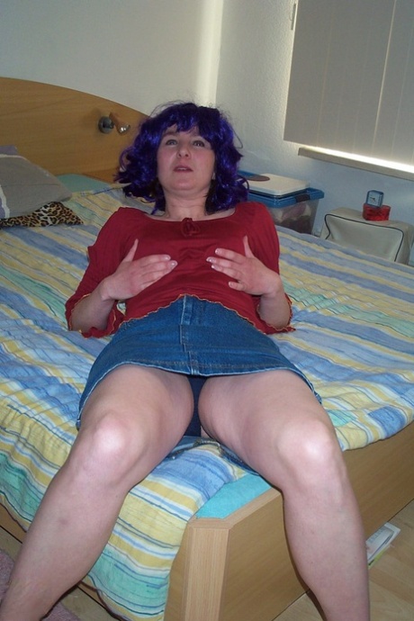 Blue-haired housewife Tieneke unveils her big ass & toys her hairy cunt