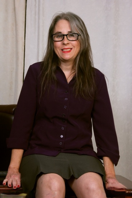 Nerdy mature Olivia Olay shows her big booty and big tits in a solo