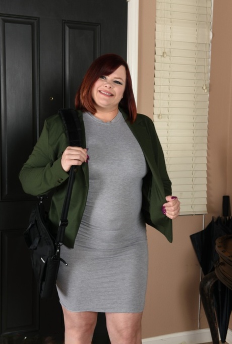 Fatty amateur MILF Marcy Diamond exposes her bubble ass & spreads her pussy