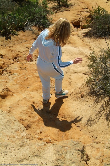 Mature hottie Marie-Kelly strips & spreads her hairy twat while hiking