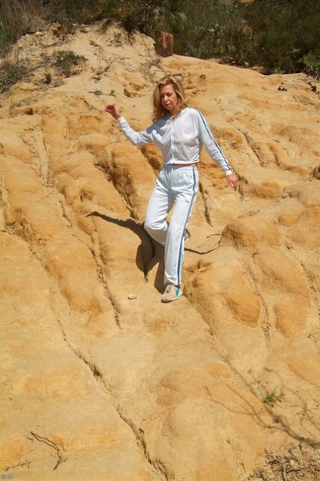 Mature hottie Marie-Kelly strips & spreads her hairy twat while hiking