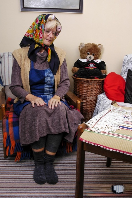 Granny with eyeglasses Christina toying her mature vagina on the carpet