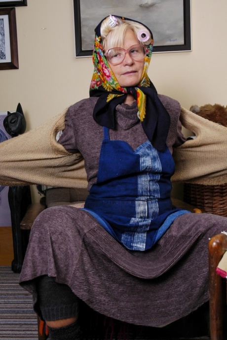 Granny with eyeglasses Christina toying her mature vagina on the carpet
