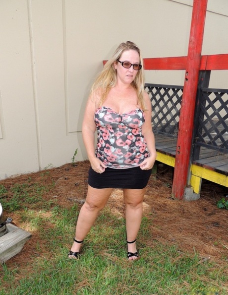 Buxom MILF Dee Siren flaunts her bubble booty and big breasts outdoors