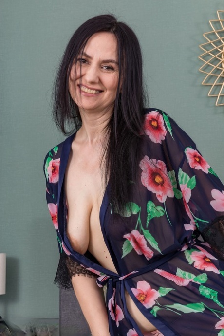 Horny mom with big saggy tits and huge nips Isadora rubs her bush