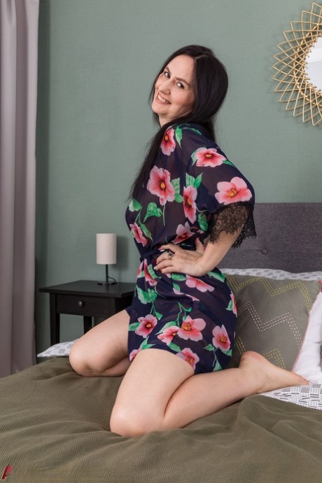 Horny mom with big saggy tits and huge nips Isadora rubs her bush