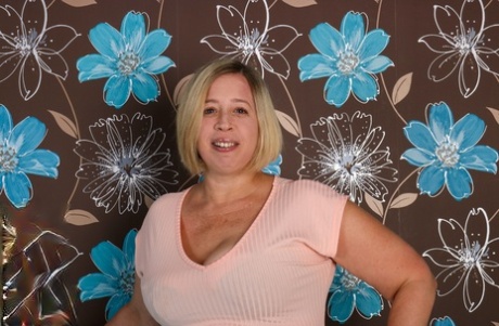 Fat granny Lacey Starr and curvy blonde Shooting Star share a dick in lingerie