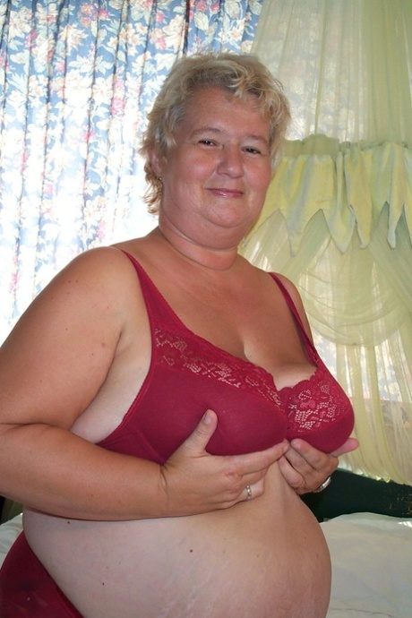 Fat mature Mimi exposes her huge tits and gets fucked after masturbation