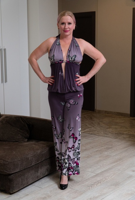 Thick American MILF Payton Hall getting naked and fingering her muff
