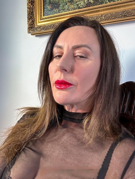 Hot MILF Lara Latex flaunts her tight ass while teasing in sexy fetish wear