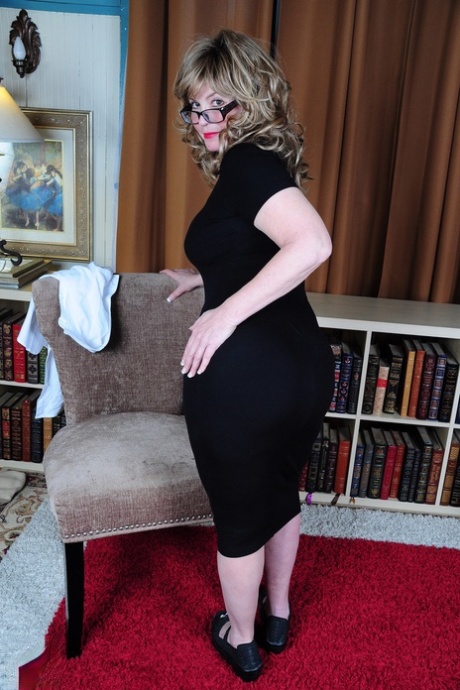 Thick mature lady Isabelle O touches her big tits and pink pussy in a solo